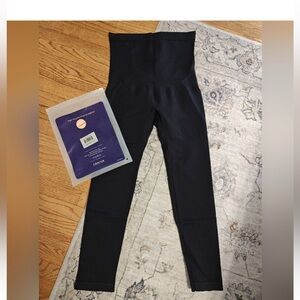 High-Waisted Shaping Legging - black